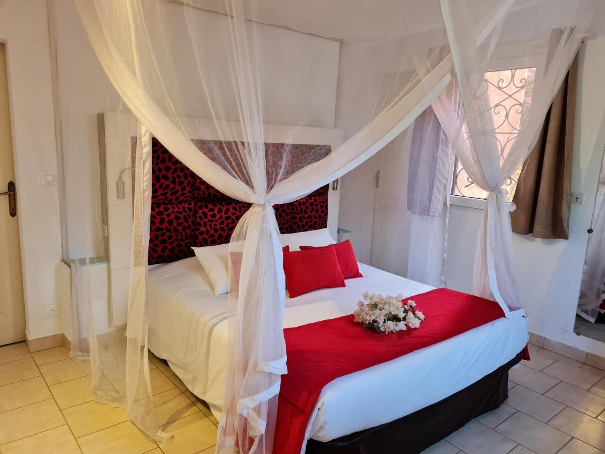Le Souimanga Bleu Saly Bed and Breakfast Exteriör bild