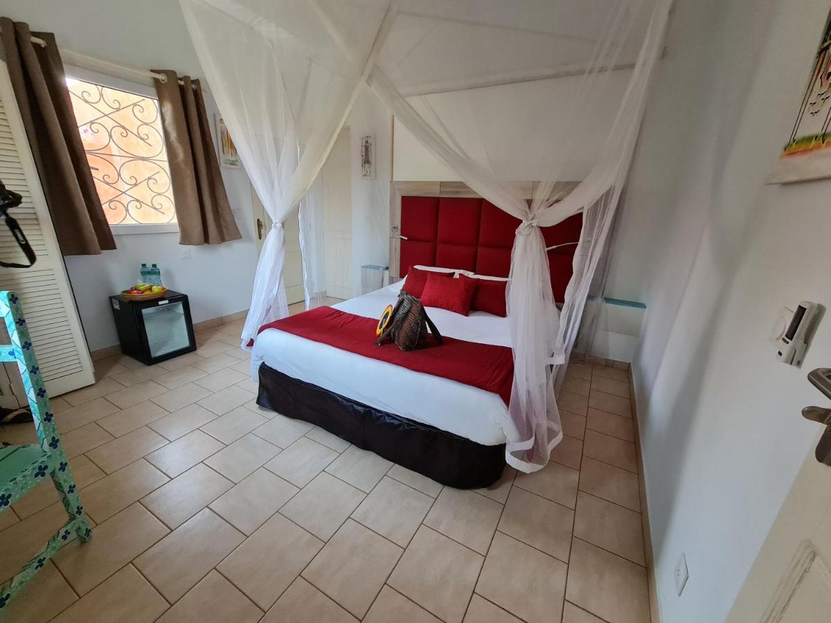 Le Souimanga Bleu Saly Bed and Breakfast Exteriör bild