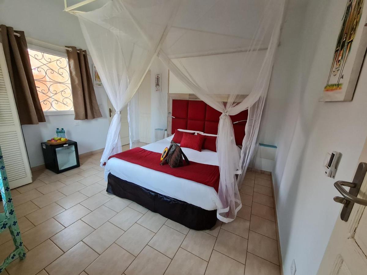 Le Souimanga Bleu Saly Bed and Breakfast Exteriör bild