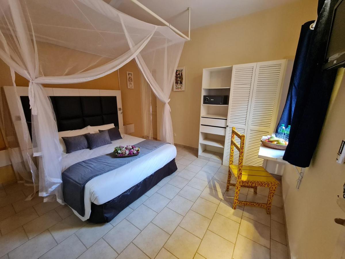 Le Souimanga Bleu Saly Bed and Breakfast Exteriör bild