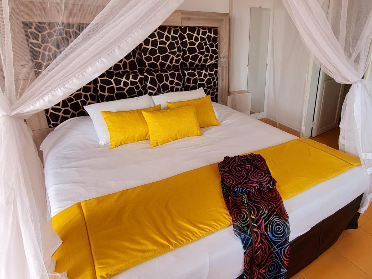 Le Souimanga Bleu Saly Bed and Breakfast Exteriör bild