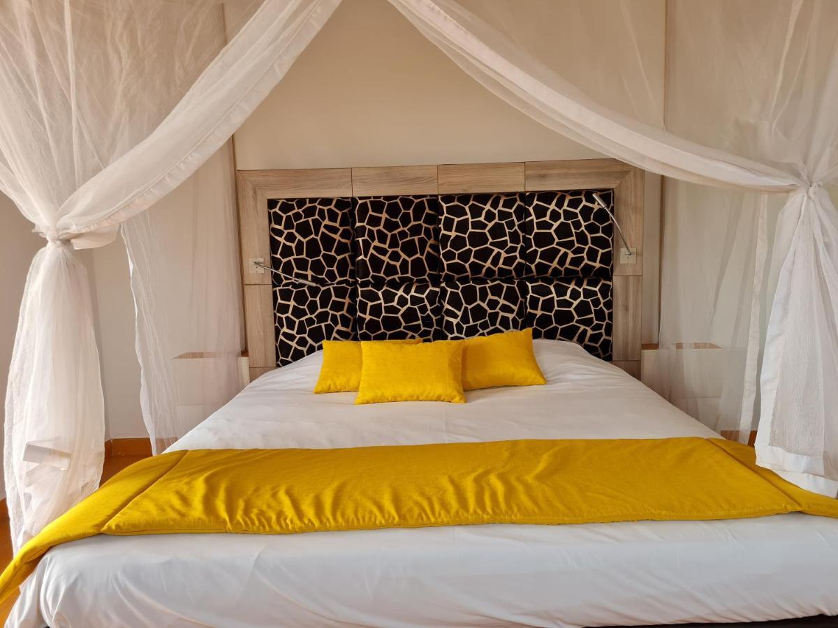 Le Souimanga Bleu Saly Bed and Breakfast Exteriör bild