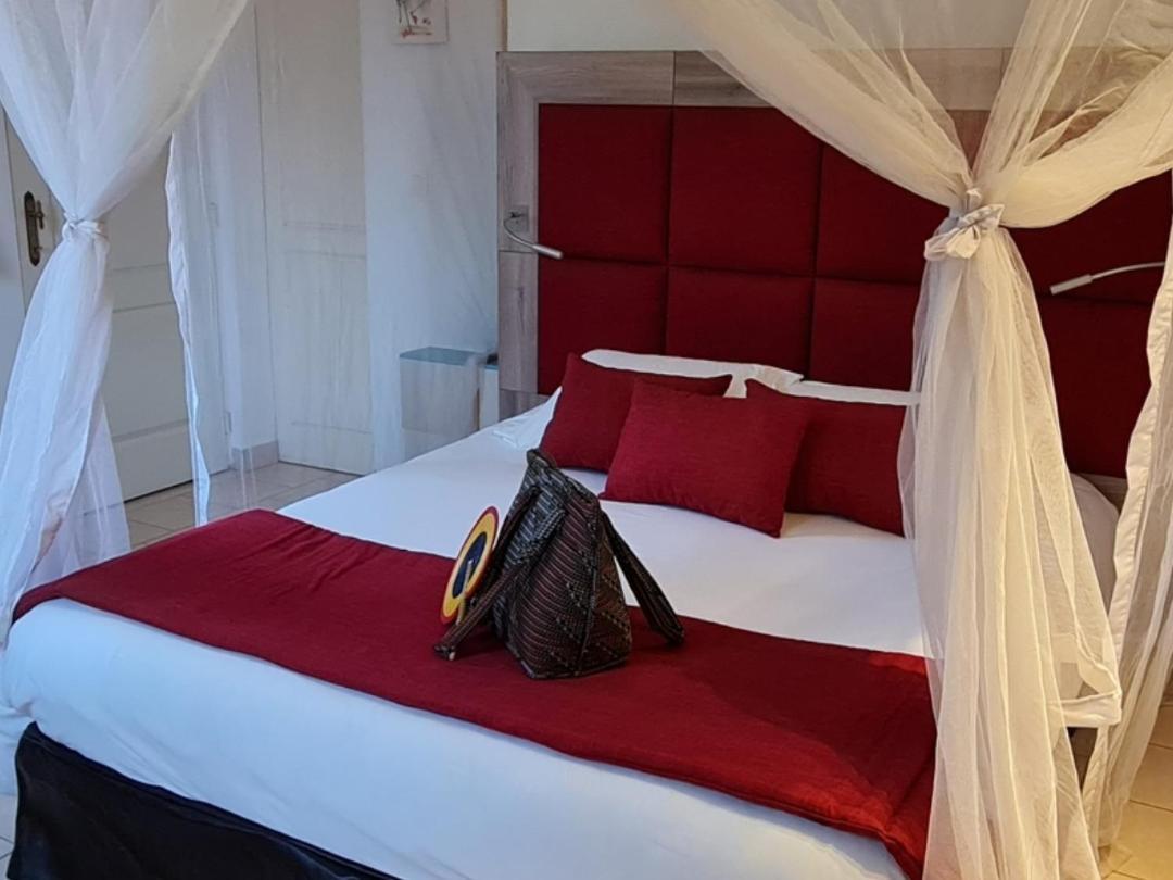 Le Souimanga Bleu Saly Bed and Breakfast Exteriör bild