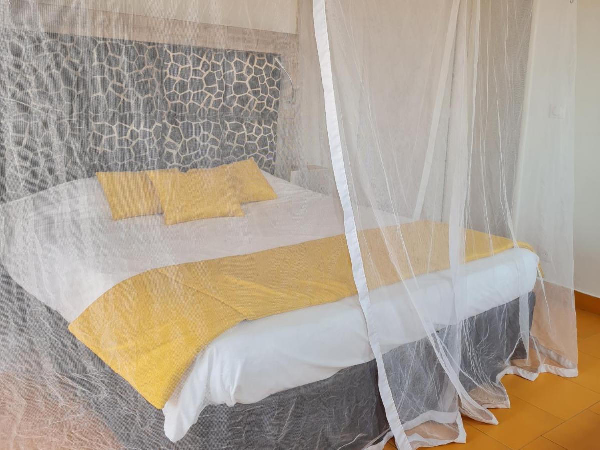 Le Souimanga Bleu Saly Bed and Breakfast Exteriör bild